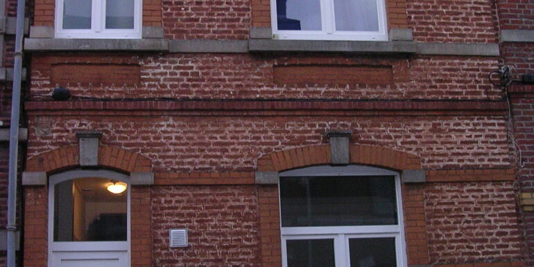 STUDIO MEUBLÉ AU REZ-DE-CHAUSSÉE AVANT